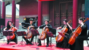 朱亦兵（左三）和他的樂團(tuán)。